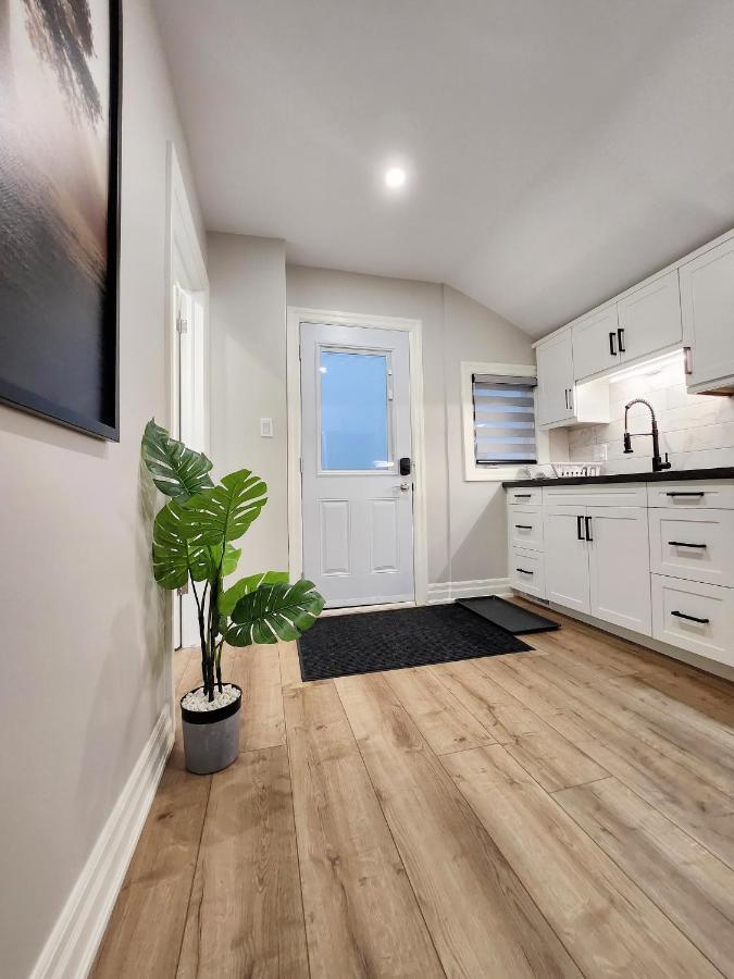 The Cozy Cove Modern King-Bedroom Full Apartment Sainte-Catherine Εξωτερικό φωτογραφία