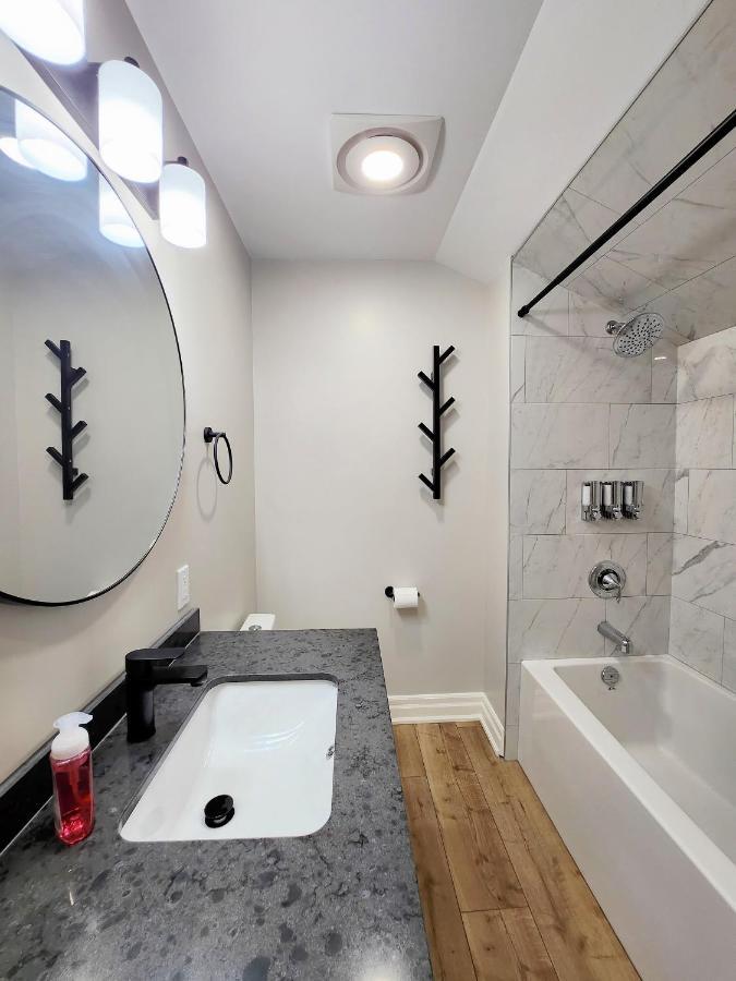The Cozy Cove Modern King-Bedroom Full Apartment Sainte-Catherine Εξωτερικό φωτογραφία